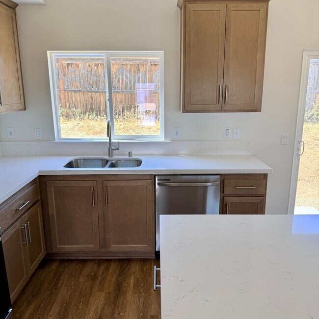 Building Photo - BRAND NEW 4 BEDROOM ADELANTO HOME