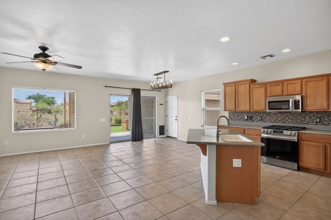 Building Photo - 6028 S Meadow Breeze Dr
