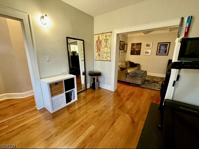 Building Photo - 10 Willowdale Ave