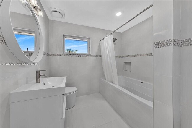 Building Photo - 348 Palm St