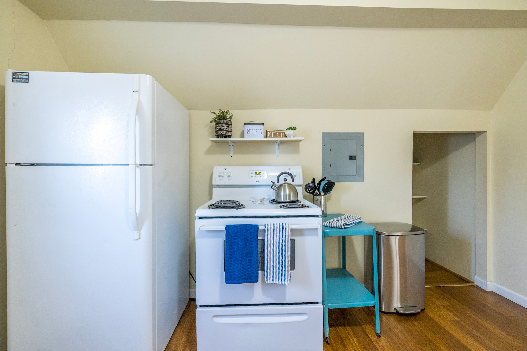 Kitchen - 1527 W Knox Ave