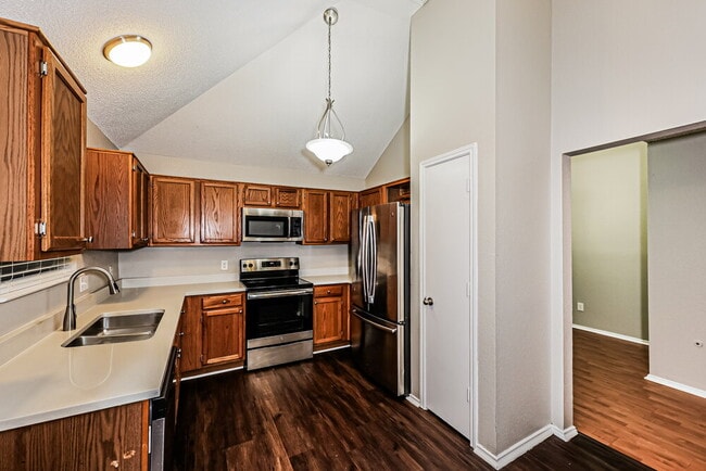 Building Photo - 208 Vines Dr