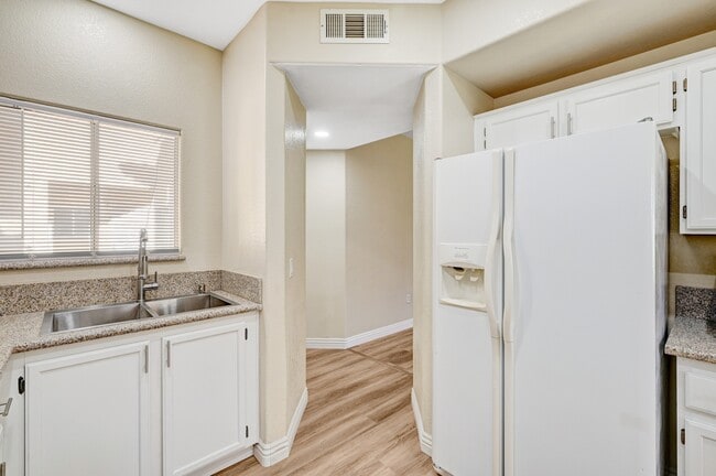 Building Photo - 1050 E Cactus Ave