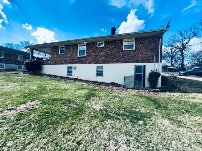 Building Photo - Charming Brick Ranch Home in Campbell County