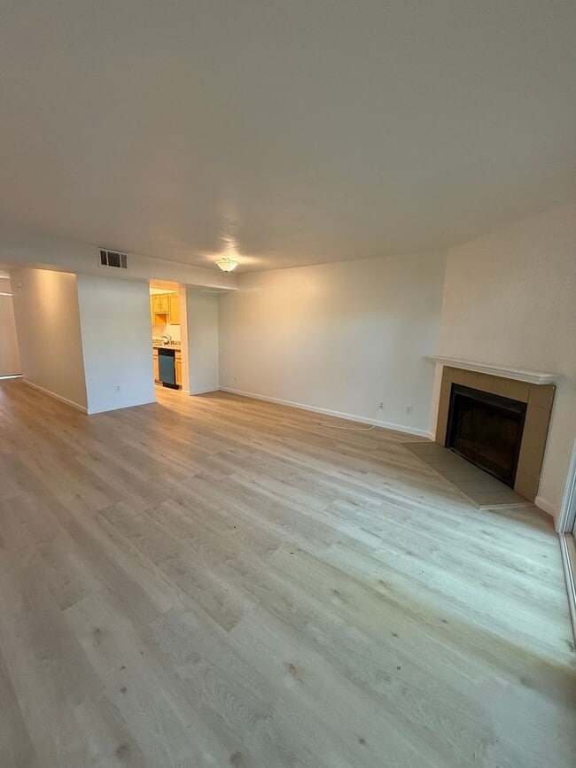 Building Photo - 2 BEDROOM TOWNHOUSE