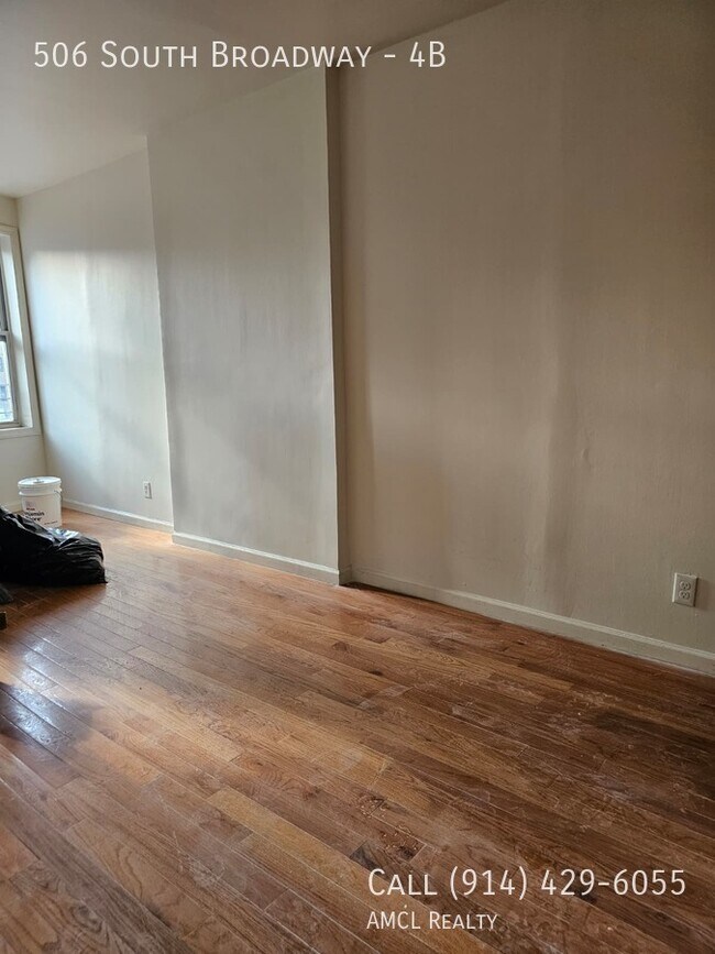 Building Photo - 506 S Broadway