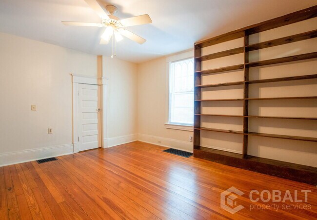 Building Photo - 856 Monroe Dr NE