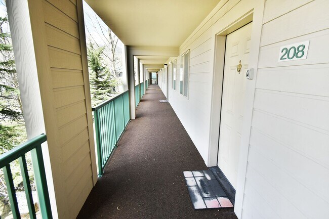 Building Photo - 980 Lakepoint Dr