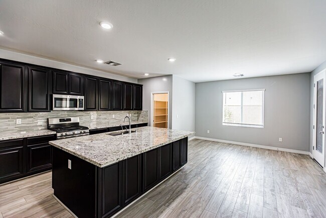 Building Photo - Beautiful 2 story Home