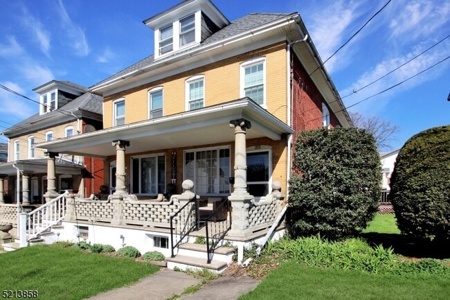 Primary Photo - 353 Thomas St