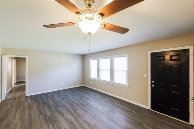 Building Photo - Spacious 3-Bedroom Tuscaloosa Home with Garage