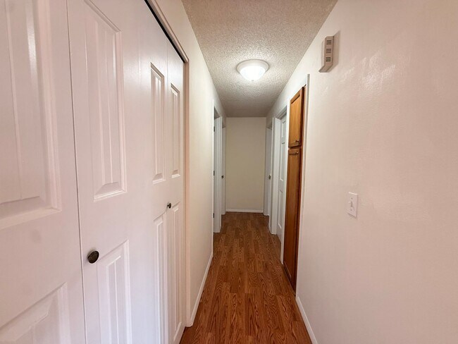 Building Photo - 1593 Skyline Way S