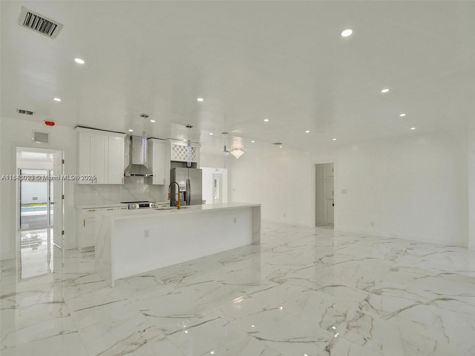 Building Photo - 11011 NE 9th Ct