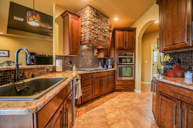 Building Photo - Beautiful 4 Bed 2 Bath - Dogs Allowed!