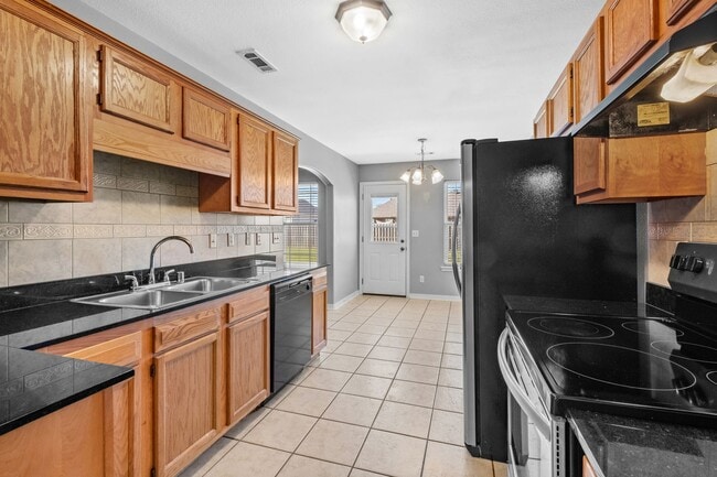 Building Photo - Beautiful Spacious Home w/ Community Clubhouse and Pool!