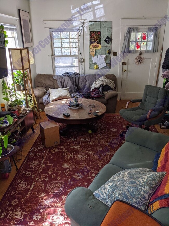 Building Photo - Charming 2-Bedroom House with Front Porch ...