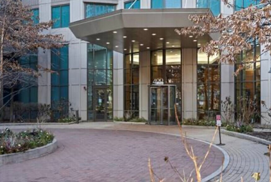 Building Photo - 400 N La Salle Dr