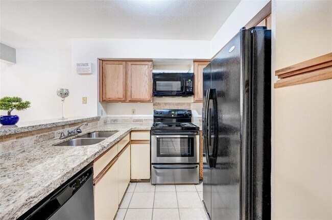Building Photo - 16800 Sugar Pine Dr