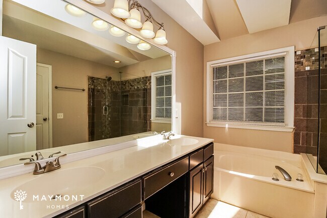 Building Photo - 15734 Glencastle St