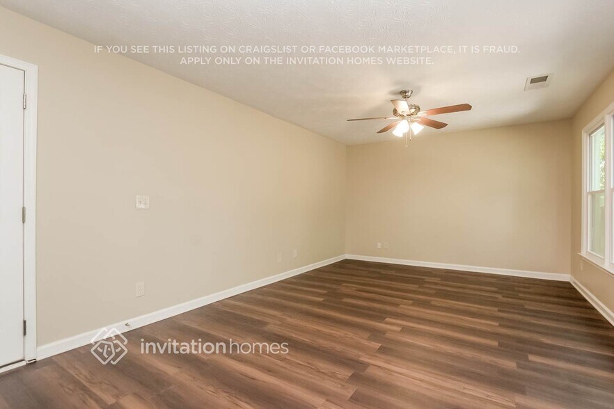 Building Photo - 10960 Pinehigh Dr