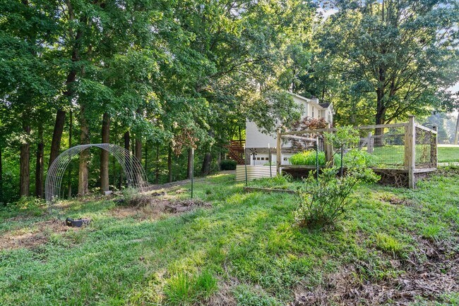 Building Photo - Pet Friendly Three Bedroom!