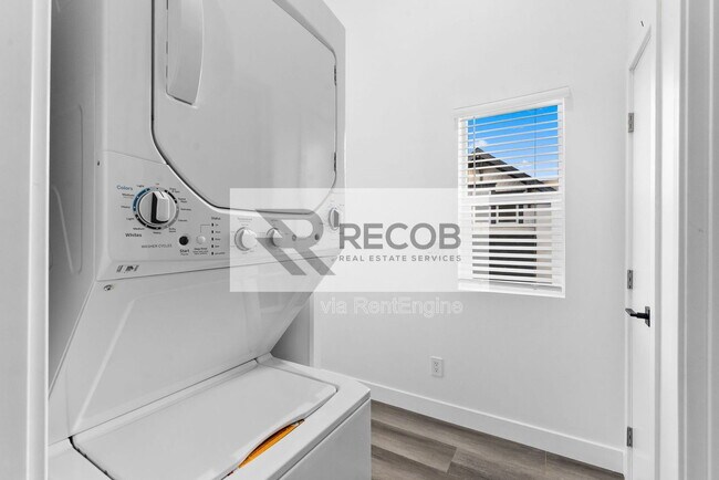 Building Photo - 832 Desty St