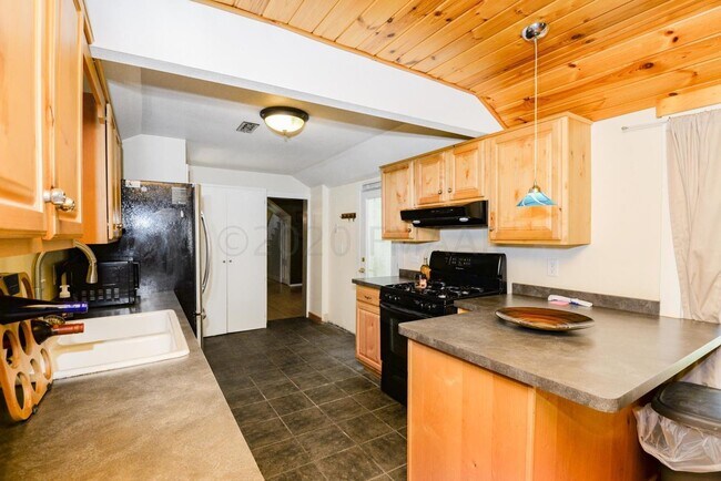 Building Photo - APPLICATION PENDING -- Gorgeous and spacio...