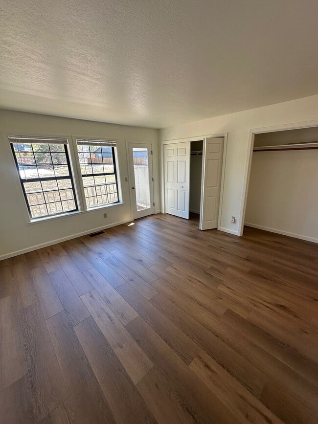 Building Photo - Long Term Glenshire Lease, 3 Bedroom House With Garage