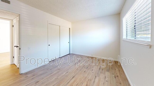 Building Photo - 905 Lakeside Dr