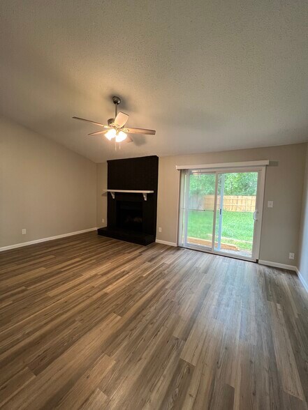 Building Photo - 2104 Rolling Ridge Dr