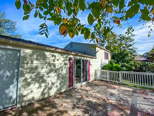 Building Photo - Beautifully Maintained 3 Bed 2 Bath Single...
