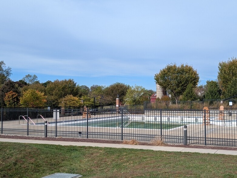 Building Photo - 135 Dickenson Dr