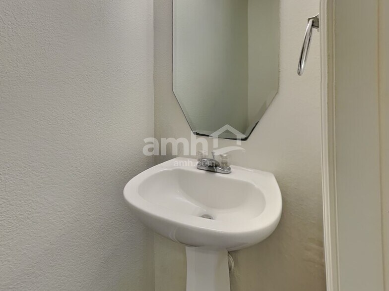 Building Photo - 20719 Dickinson Manor Ln