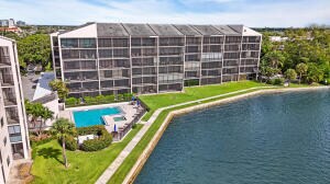 Building Photo - 11370 12 Oaks Way