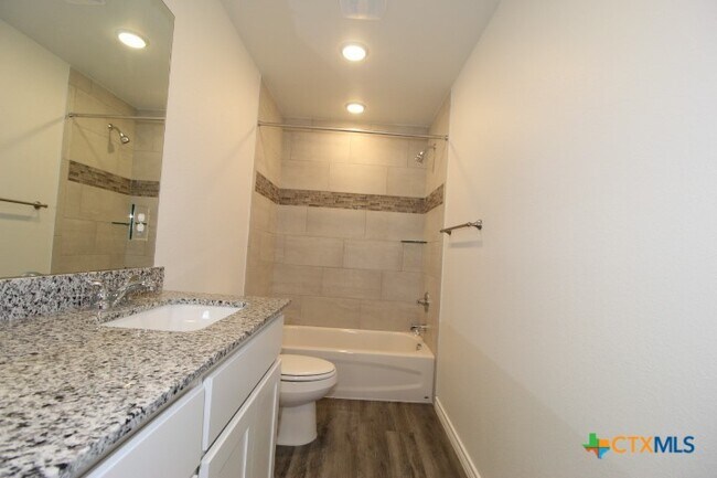 Building Photo - 118 Wind Ridge Dr