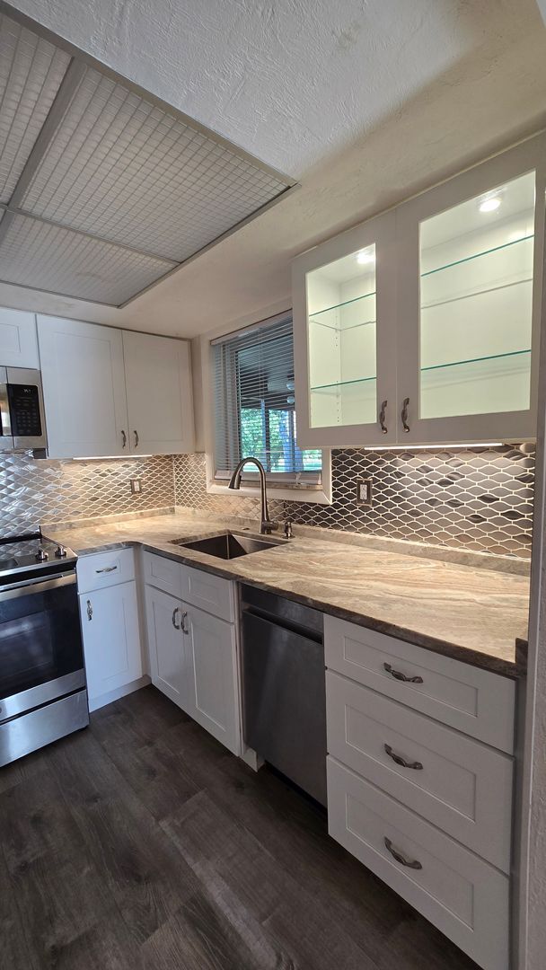 Building Photo - 3 bedroom 2 bath 2nd floor condo