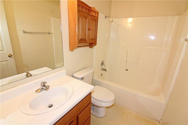 Building Photo - 2515 Parkcrest Dr