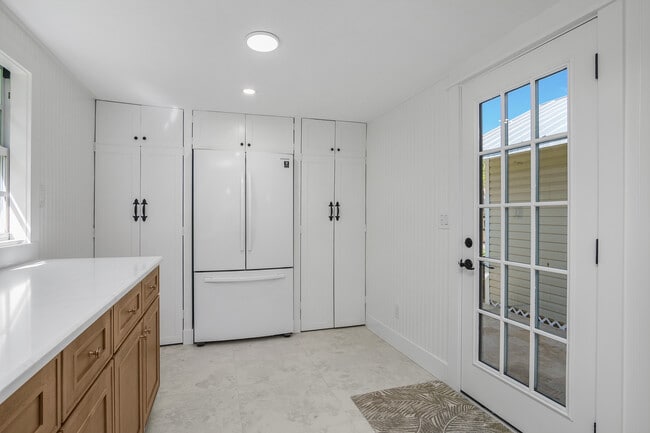 Building Photo - 27748 Pullen Ave