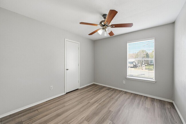 Building Photo - Beautifully Updated 3 Bed, 2 Bath Home