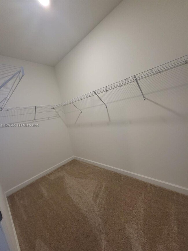 Building Photo - 1137 SW 6th Ct