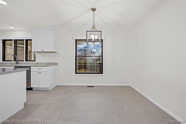 Building Photo - 28977 Lake Park Dr