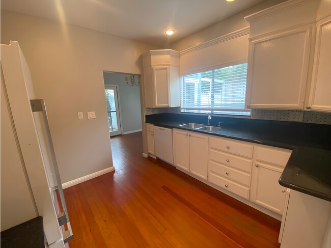 Building Photo - Spacious Kensington Home with Hardwood Floors and Fireplace