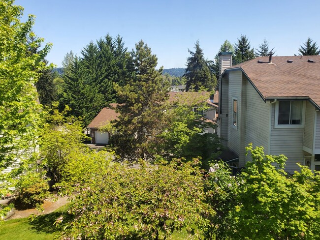 Building Photo - Issaquah Location With Peek-a-Boo Views