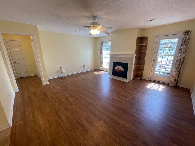 Building Photo - Nice Brick 3/2 House in Garden Lakes- $1,495