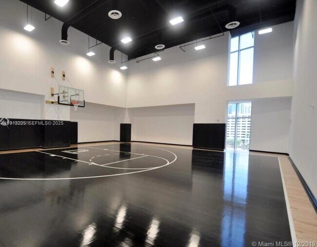 Building Photo - 851 NE 1st Ave