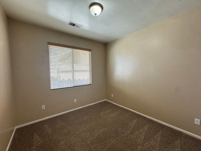 Building Photo - NW Bakersfield home!