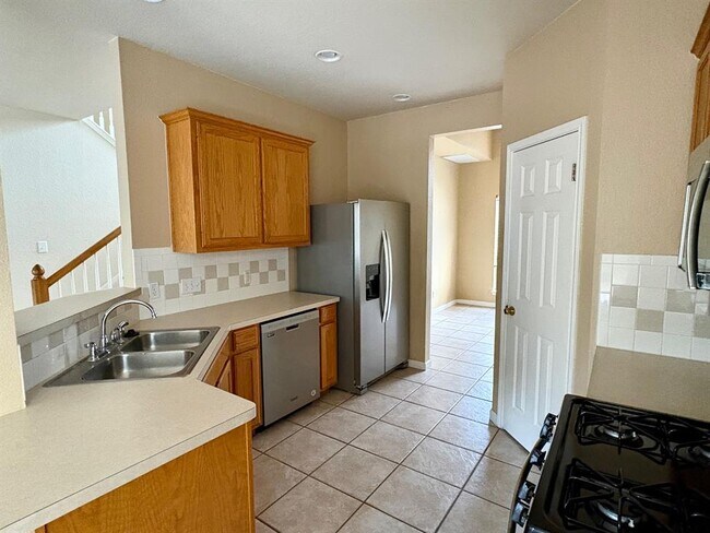 Building Photo - 2321 Clover Ridge Dr