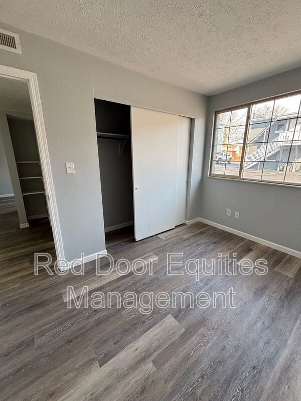 Building Photo - 117 W Walnut St