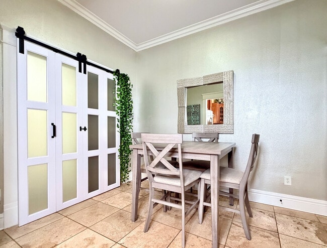 Building Photo - 509 S Willow Ave