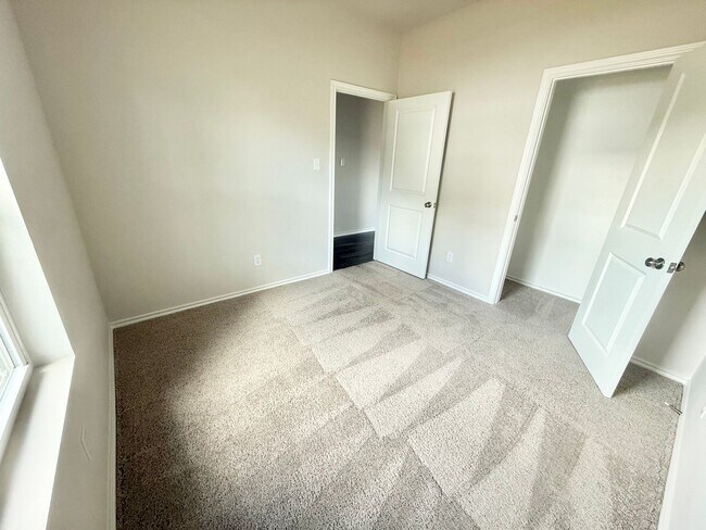 Building Photo - 110 S Rainbow Dr